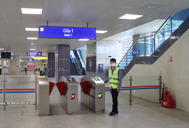 Hình ảnh khó tin ở tuyến metro đắt thứ nhì Việt Nam: Khách chật kín và thích thú vì một điều chưa từng có - Ảnh 7