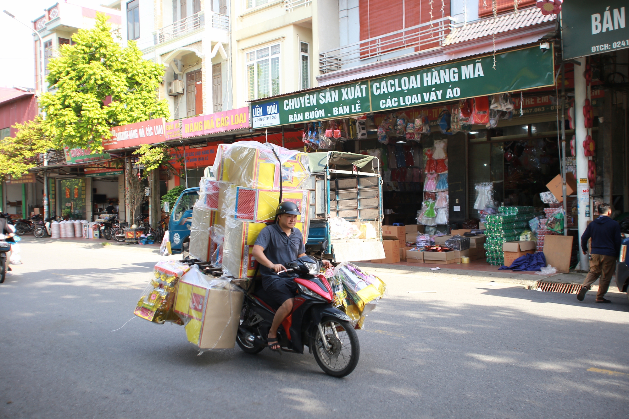Về thủ phủ vàng mã lớn nhất nước xem người dân tất bật sản xuất "ô tô, nhà lầu" cho tháng 7 âm lịch - Ảnh 2