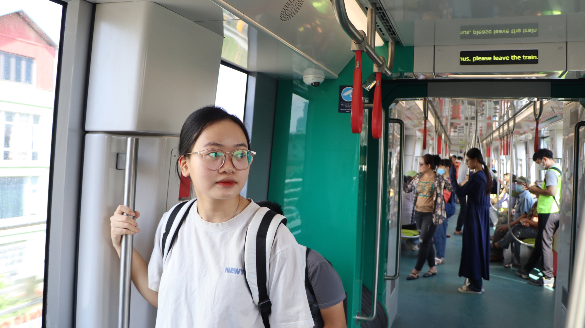 Hình ảnh khó tin ở tuyến metro đắt thứ nhì Việt Nam: Khách chật kín và thích thú vì một điều chưa từng có - Ảnh 14