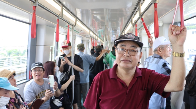 Hình ảnh khó tin ở tuyến metro đắt thứ nhì Việt Nam: Khách chật kín và thích thú vì một điều chưa từng có - Ảnh 17