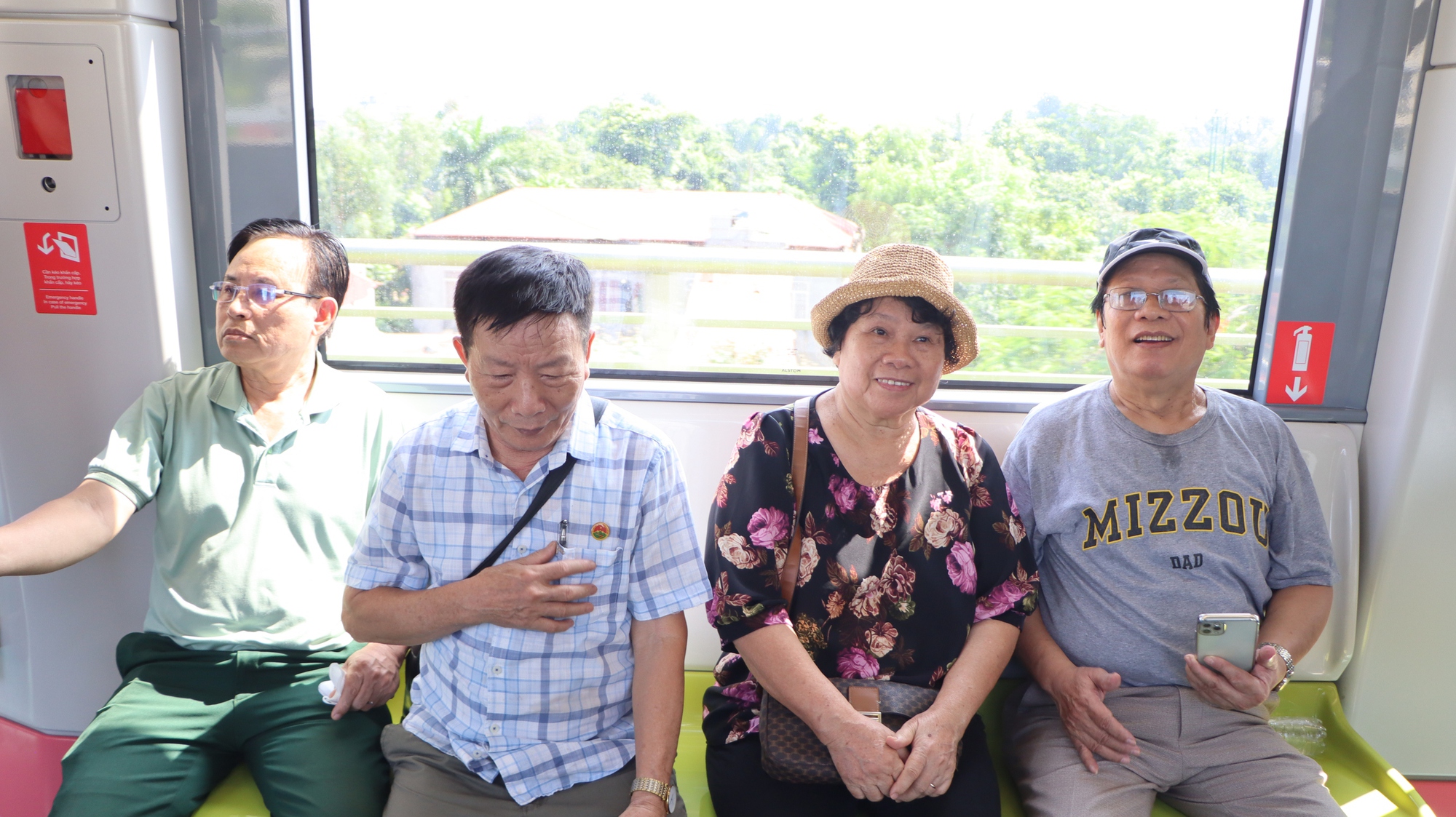 Hình ảnh khó tin ở tuyến metro đắt thứ nhì Việt Nam: Khách chật kín và thích thú vì một điều chưa từng có - Ảnh 10