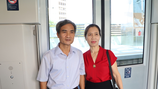 Hình ảnh khó tin ở tuyến metro đắt thứ nhì Việt Nam: Khách chật kín và thích thú vì một điều chưa từng có - Ảnh 16
