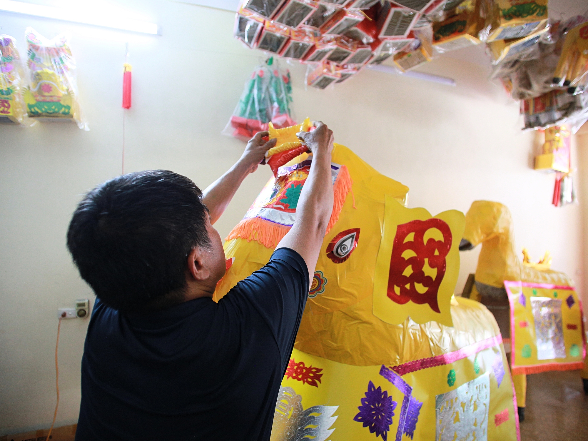 Về thủ phủ vàng mã lớn nhất nước xem người dân tất bật sản xuất "ô tô, nhà lầu" cho tháng 7 âm lịch - Ảnh 17