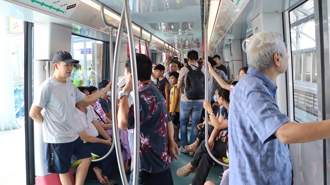 Hình ảnh khó tin ở tuyến metro đắt thứ nhì Việt Nam: Khách chật kín và thích thú vì một điều chưa từng có - Ảnh 11