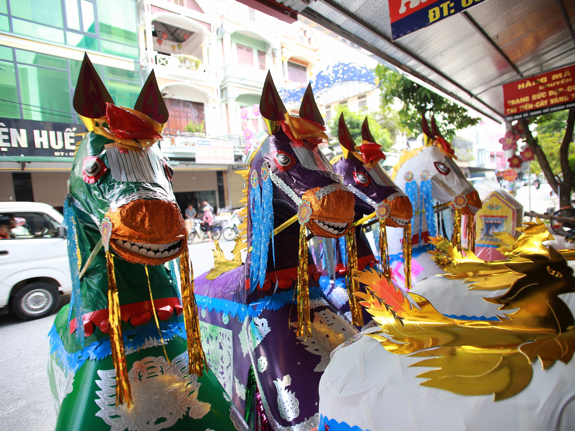 Về thủ phủ vàng mã lớn nhất nước xem người dân tất bật sản xuất "ô tô, nhà lầu" cho tháng 7 âm lịch - Ảnh 18