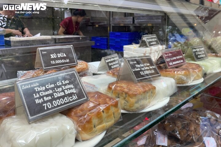 Bánh trung thu mở bán sớm, đắt hơn năm trước - Ảnh 10