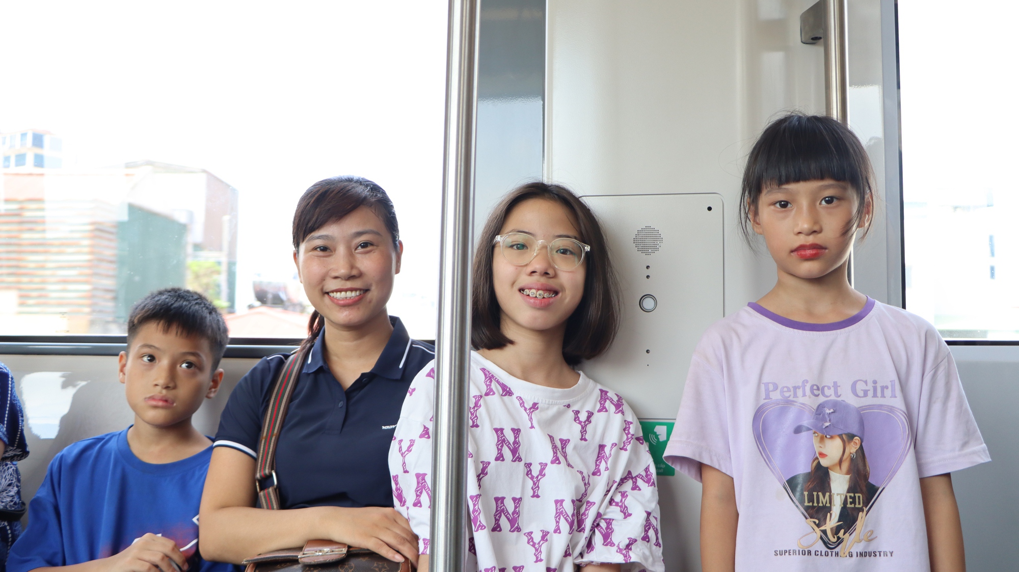 Hình ảnh khó tin ở tuyến metro đắt thứ nhì Việt Nam: Khách chật kín và thích thú vì một điều chưa từng có - Ảnh 18