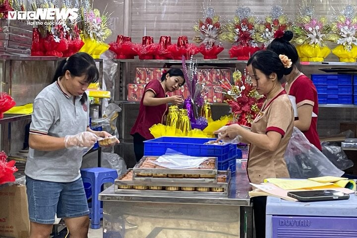 Bánh trung thu mở bán sớm, đắt hơn năm trước - Ảnh 11