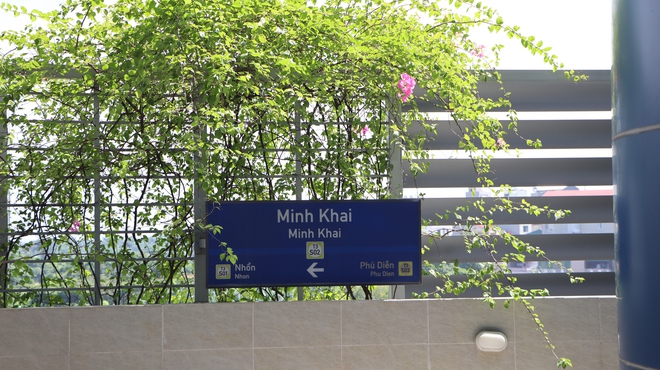 Hình ảnh khó tin ở tuyến metro đắt thứ nhì Việt Nam: Khách chật kín và thích thú vì một điều chưa từng có - Ảnh 4