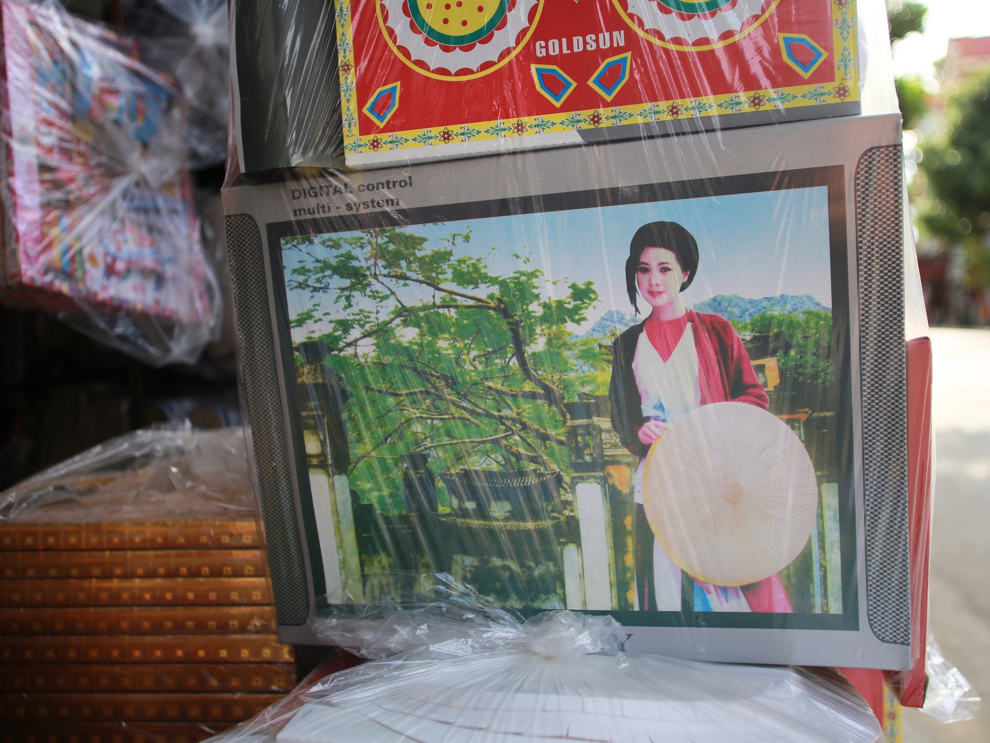 Về thủ phủ vàng mã lớn nhất nước xem người dân tất bật sản xuất "ô tô, nhà lầu" cho tháng 7 âm lịch - Ảnh 14