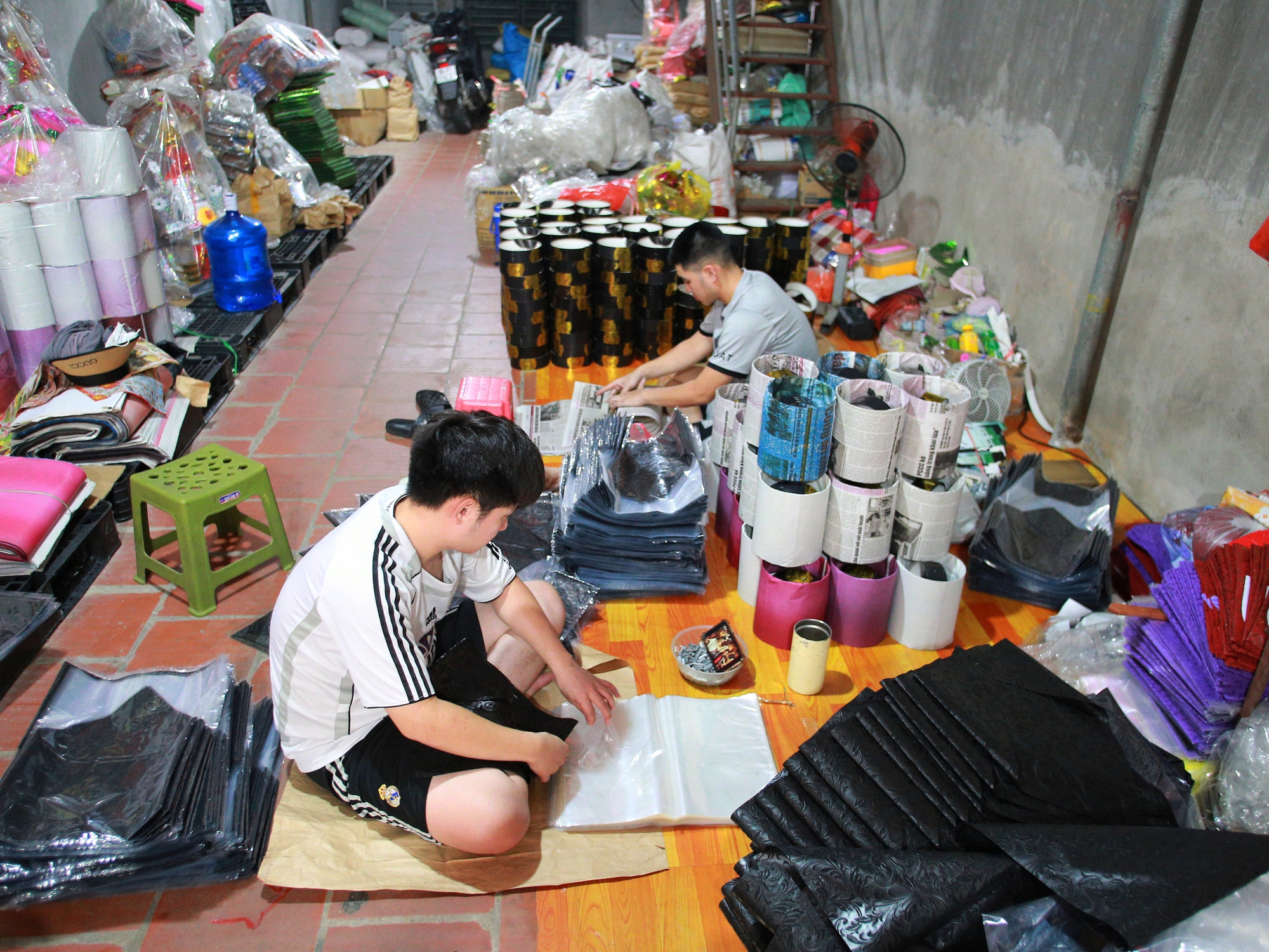 Về thủ phủ vàng mã lớn nhất nước xem người dân tất bật sản xuất "ô tô, nhà lầu" cho tháng 7 âm lịch - Ảnh 21