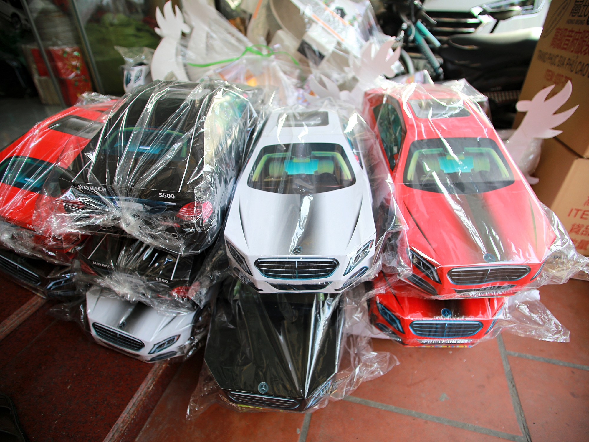 Về thủ phủ vàng mã lớn nhất nước xem người dân tất bật sản xuất "ô tô, nhà lầu" cho tháng 7 âm lịch - Ảnh 7