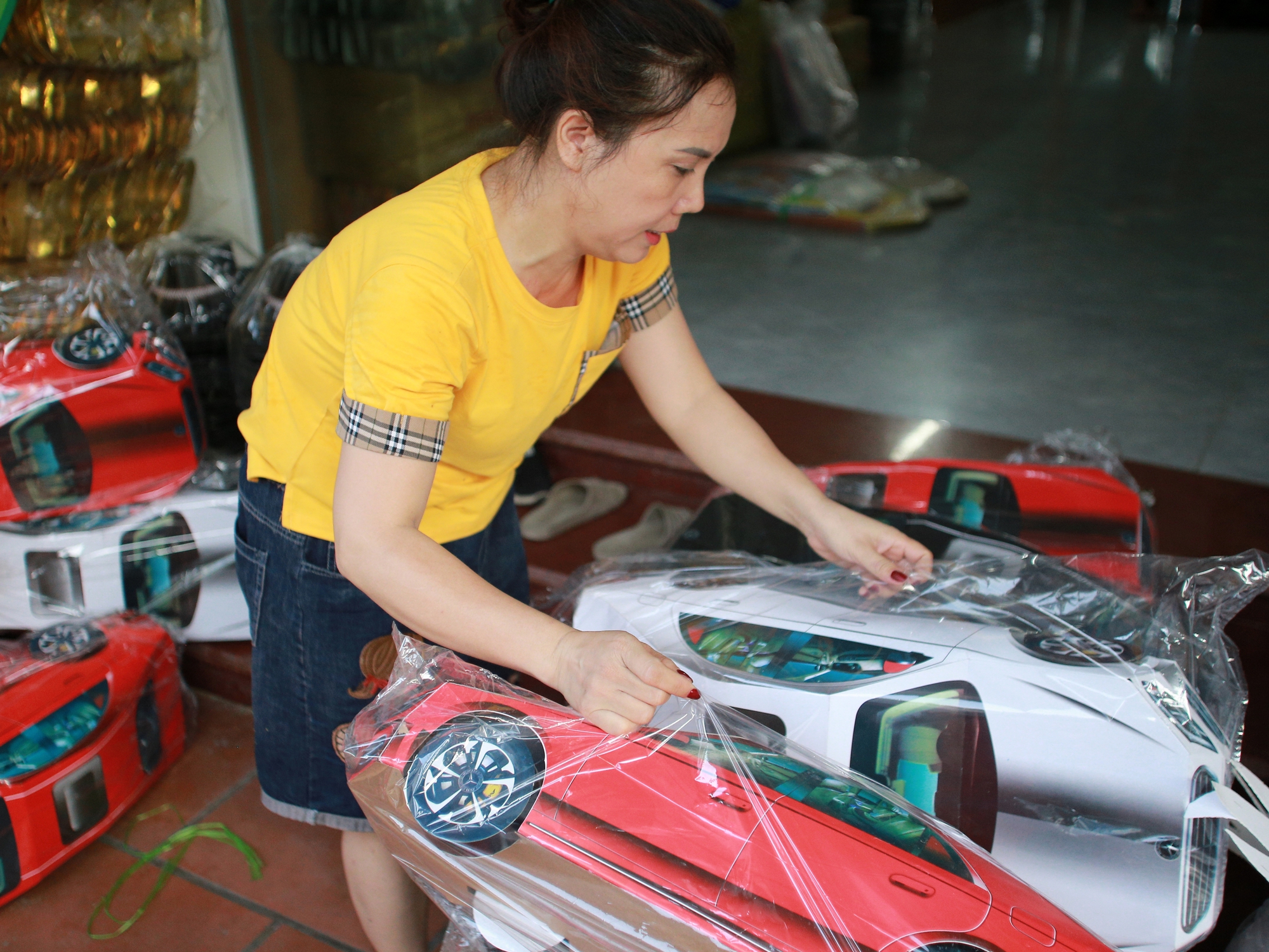 Về thủ phủ vàng mã lớn nhất nước xem người dân tất bật sản xuất "ô tô, nhà lầu" cho tháng 7 âm lịch - Ảnh 20