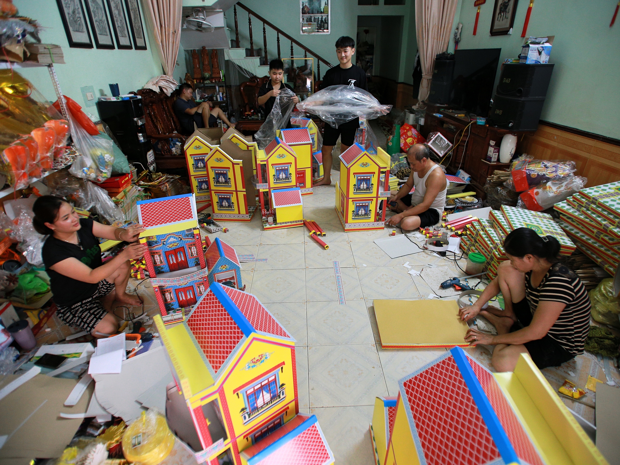 Về thủ phủ vàng mã lớn nhất nước xem người dân tất bật sản xuất "ô tô, nhà lầu" cho tháng 7 âm lịch - Ảnh 8