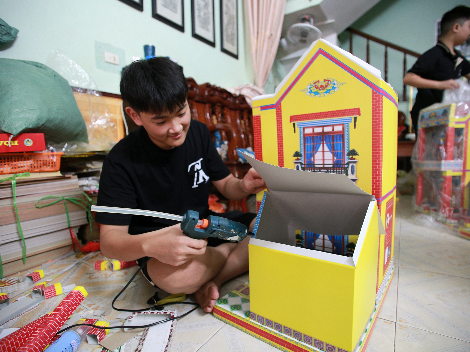 Về thủ phủ vàng mã lớn nhất nước xem người dân tất bật sản xuất "ô tô, nhà lầu" cho tháng 7 âm lịch - Ảnh 10