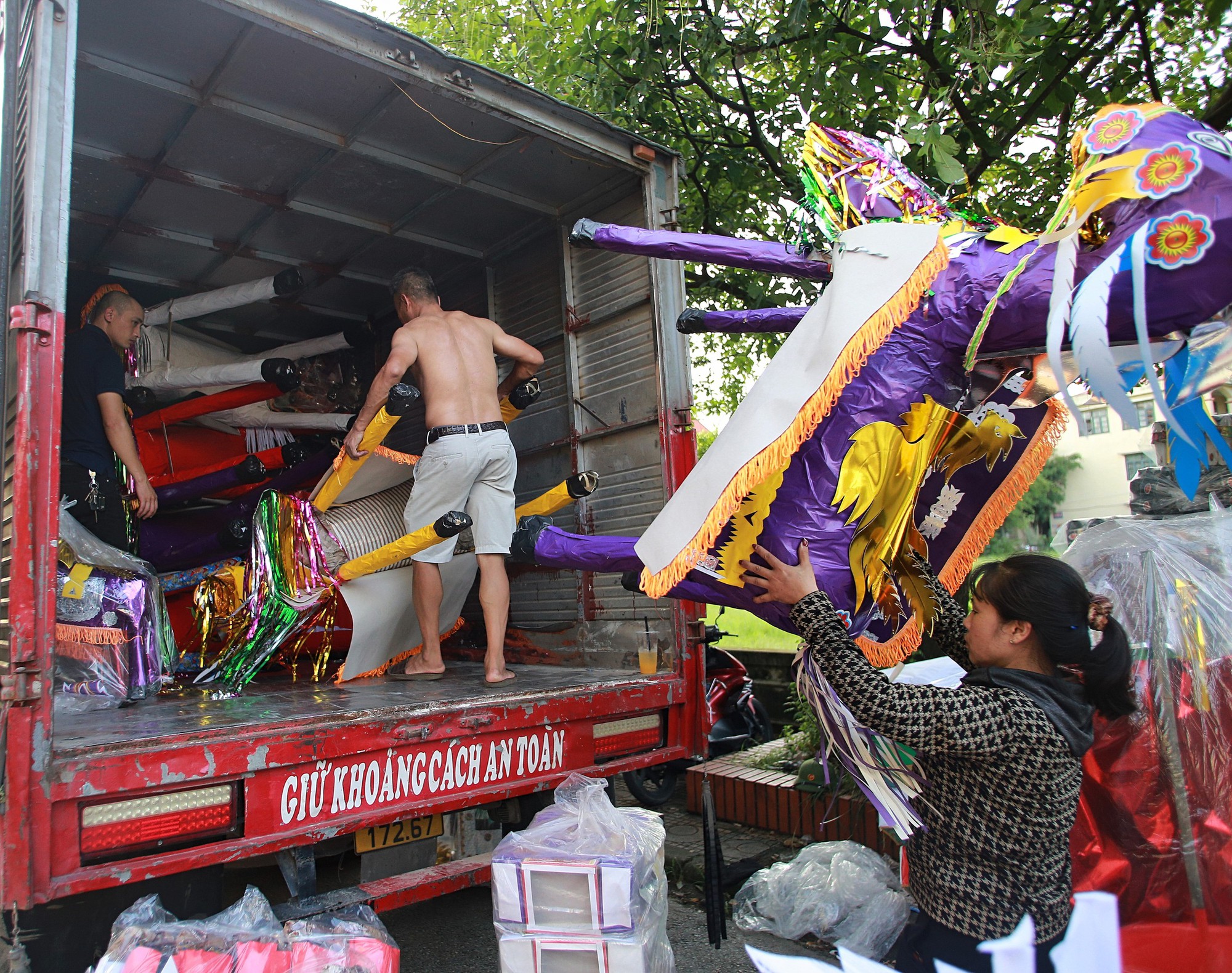 Về thủ phủ vàng mã lớn nhất nước xem người dân tất bật sản xuất "ô tô, nhà lầu" cho tháng 7 âm lịch - Ảnh 27