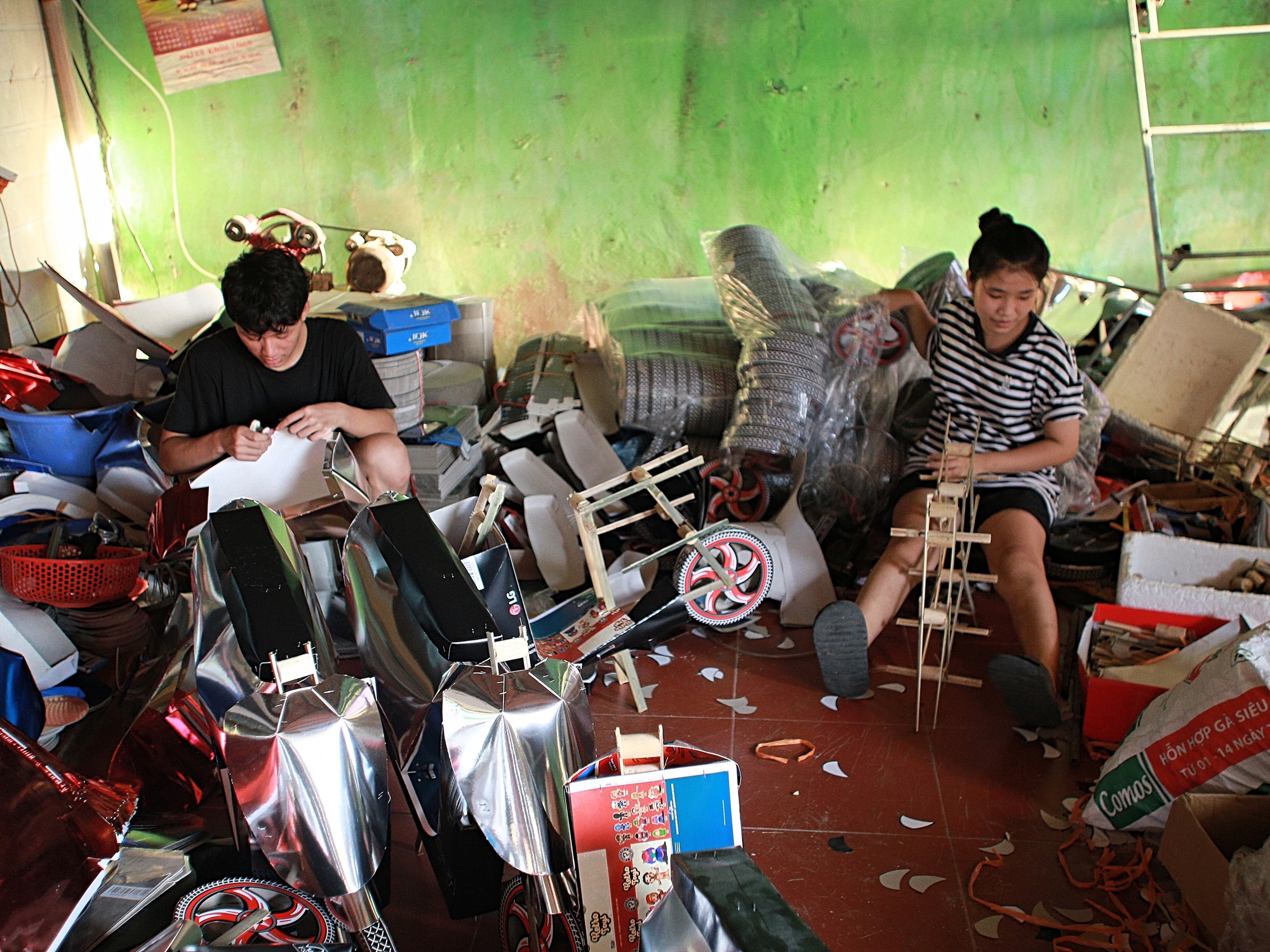 Về thủ phủ vàng mã lớn nhất nước xem người dân tất bật sản xuất "ô tô, nhà lầu" cho tháng 7 âm lịch - Ảnh 25