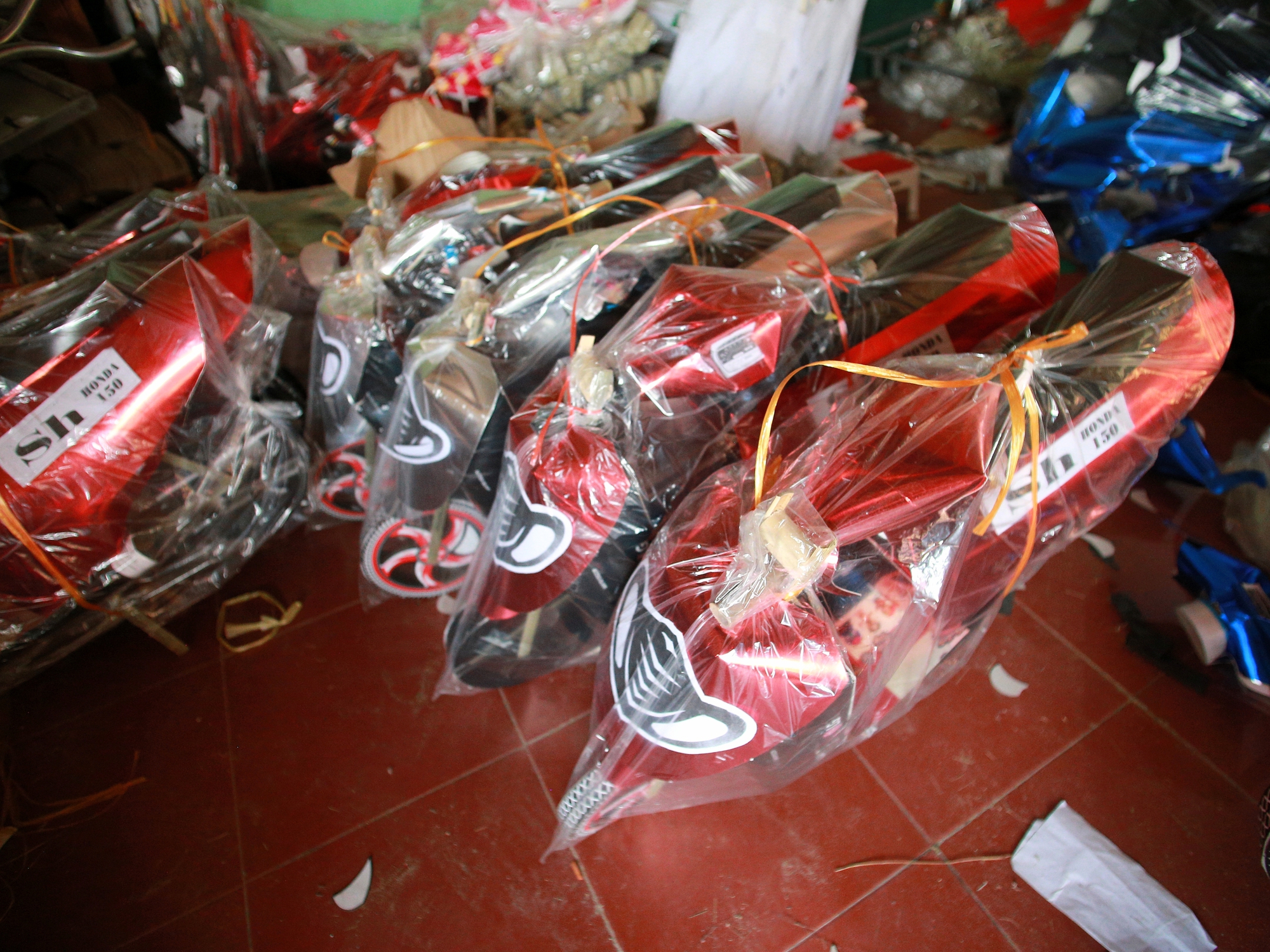 Về thủ phủ vàng mã lớn nhất nước xem người dân tất bật sản xuất "ô tô, nhà lầu" cho tháng 7 âm lịch - Ảnh 26