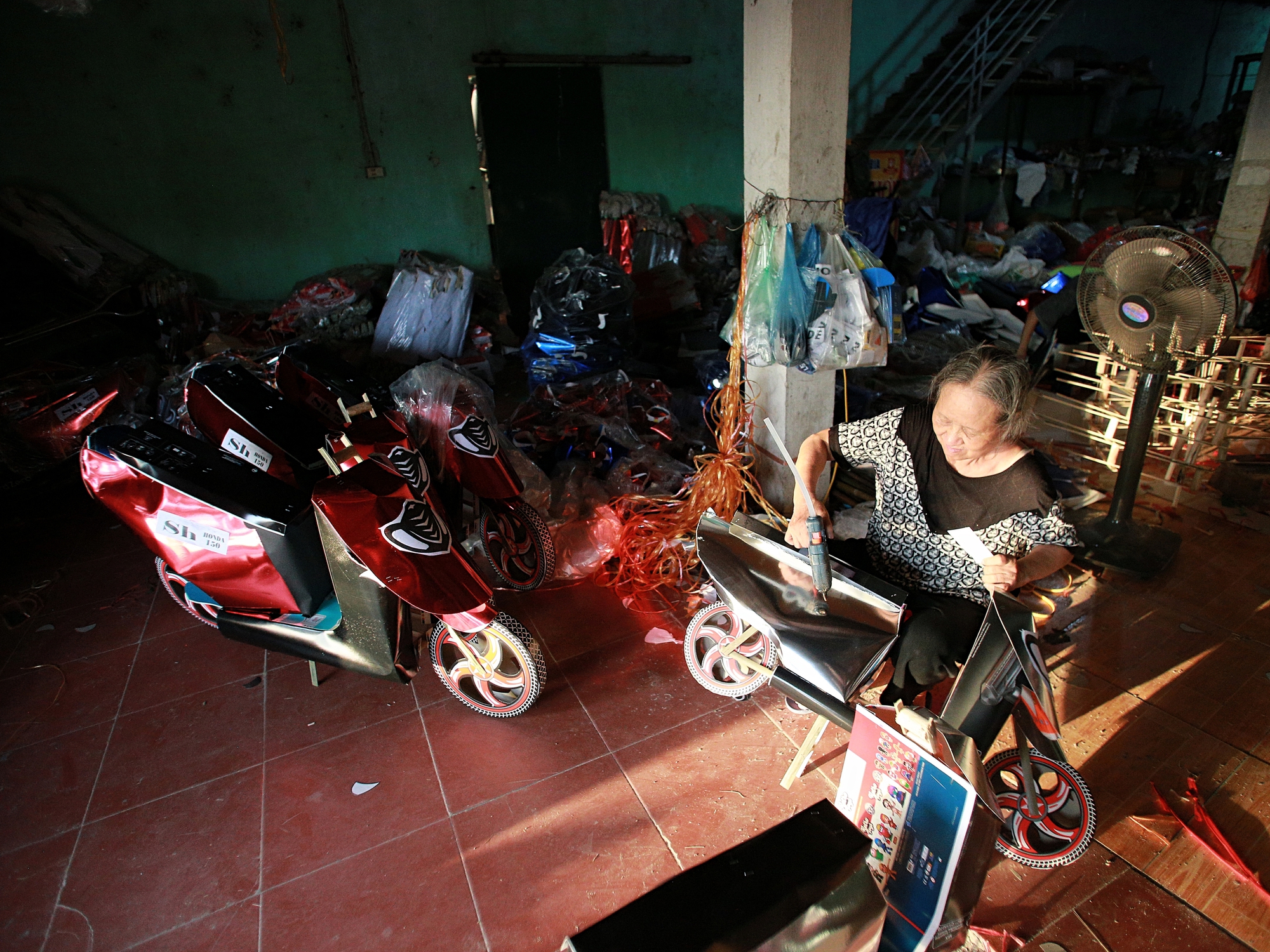 Về thủ phủ vàng mã lớn nhất nước xem người dân tất bật sản xuất "ô tô, nhà lầu" cho tháng 7 âm lịch - Ảnh 23