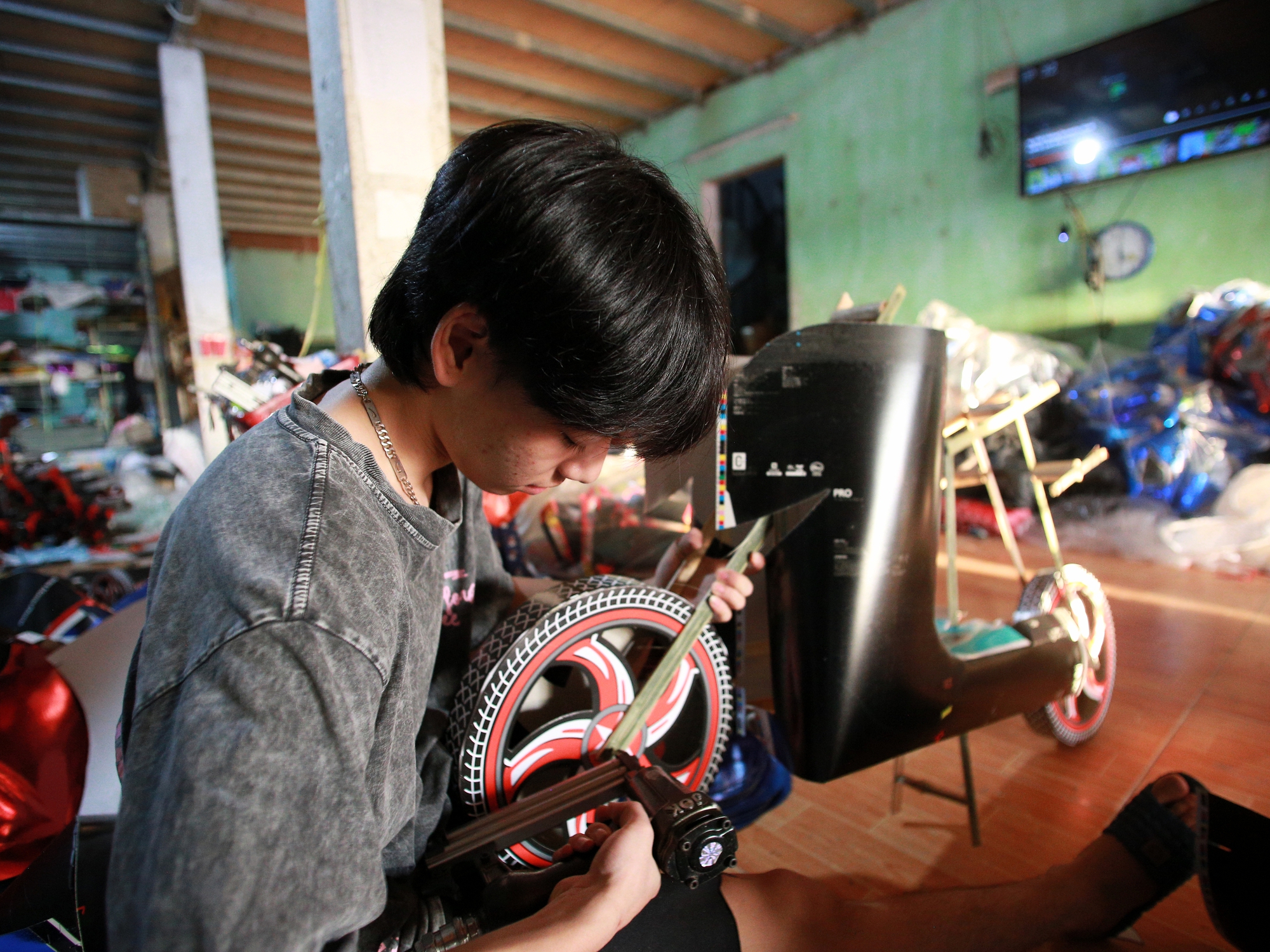 Về thủ phủ vàng mã lớn nhất nước xem người dân tất bật sản xuất "ô tô, nhà lầu" cho tháng 7 âm lịch - Ảnh 24