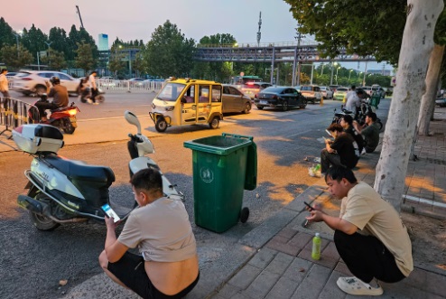 'Thành phố iPhone' đìu hiu: Từng có 300.000 công nhân mùa cao điểm giờ ai cũng ngậm ngùi 'nơi đây không còn như trước nữa' - Ảnh 1