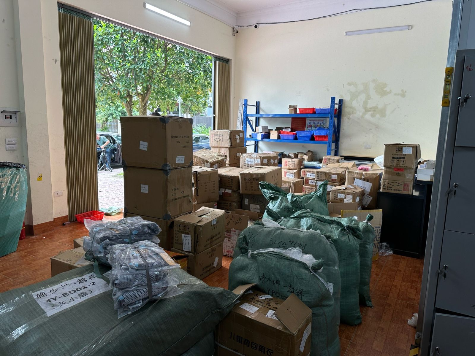 Bí mật bất ngờ bên trong kho hàng online do người phụ nữ 42 tuổi làm chủ ở Bắc Giang - Ảnh 2