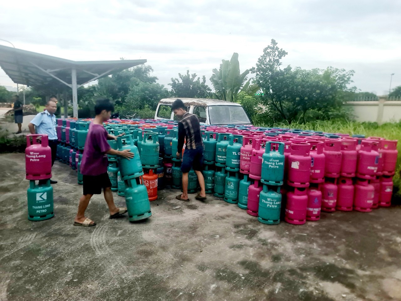 Bắt quả tang kho sang chiết gas trái phép, tạm giữ 2 xe tải - Ảnh 1
