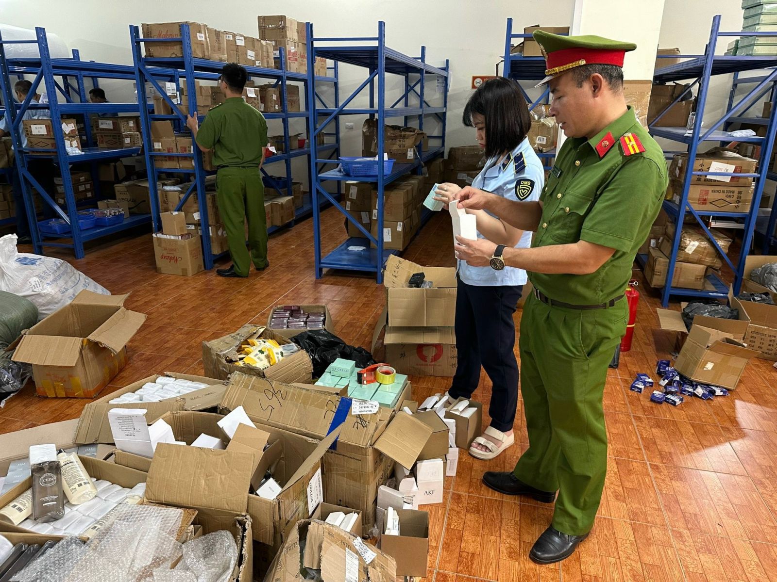 Bí mật bất ngờ bên trong kho hàng online do người phụ nữ 42 tuổi làm chủ ở Bắc Giang - Ảnh 1