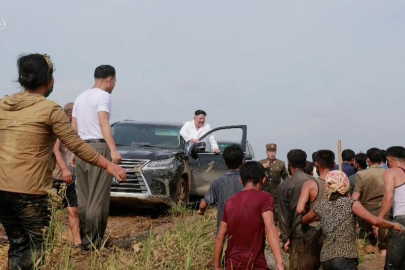 Ông Kim Jong Un dùng Lexus LX 600 lội nước sâu gần 1m thị sát tình hình bão lũ - Ảnh 3