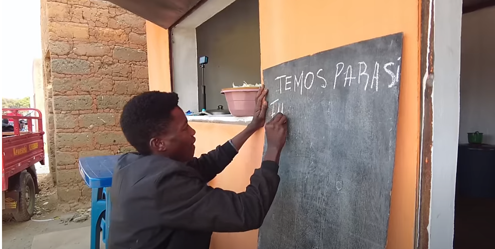 Bán loại nước giải khát nổi tiếng ở Việt Nam, thành viên team Quang Linh châu Phi đón khách nườm nượp - Ảnh 1