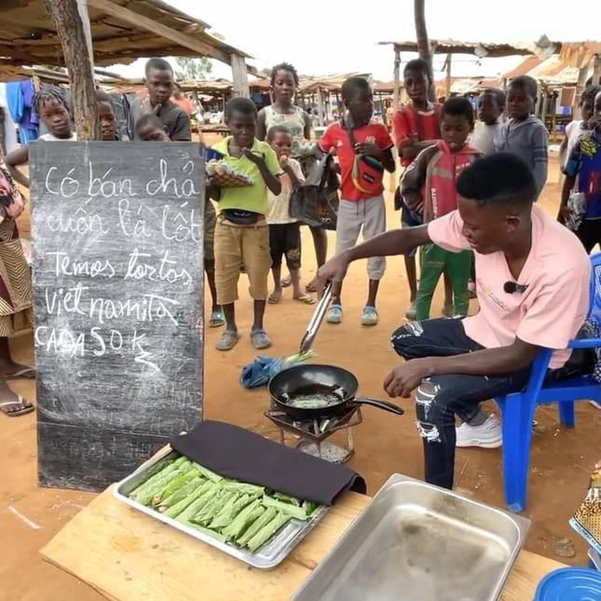 Bán loại nước giải khát nổi tiếng ở Việt Nam, thành viên team Quang Linh châu Phi đón khách nườm nượp - Ảnh 4