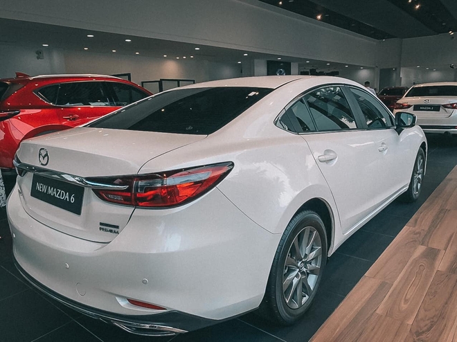 Mazda6 'dọn kho', giảm giá tới 65 triệu tại đại lý: Bản tầm trung giá chưa đến 750 triệu, cạnh tranh Camry với giá tiệm cận Mazda3 - Ảnh 3