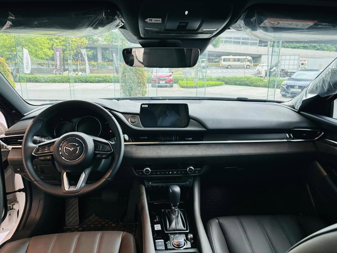 Mazda6 'dọn kho', giảm giá tới 65 triệu tại đại lý: Bản tầm trung giá chưa đến 750 triệu, cạnh tranh Camry với giá tiệm cận Mazda3 - Ảnh 4