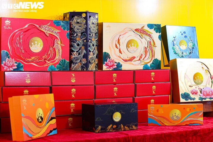 Bánh trung thu mở bán sớm, đắt hơn năm trước - Ảnh 5