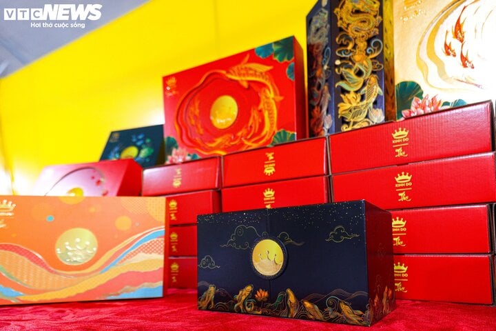 Bánh trung thu mở bán sớm, đắt hơn năm trước - Ảnh 6