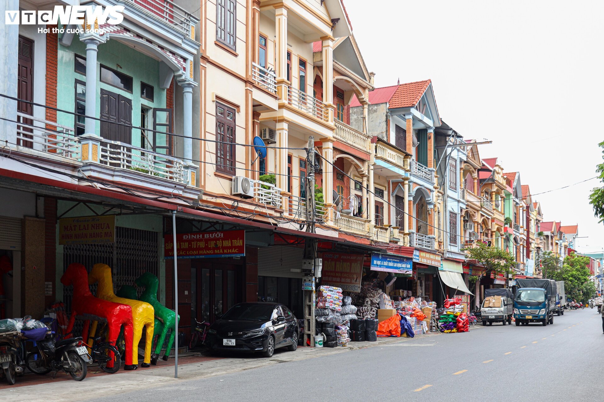 Nhà lầu, ô tô, điện thoại iPhone gấp rút sản xuất cho 'cõi âm' kịp rằm tháng 7 - Ảnh 1