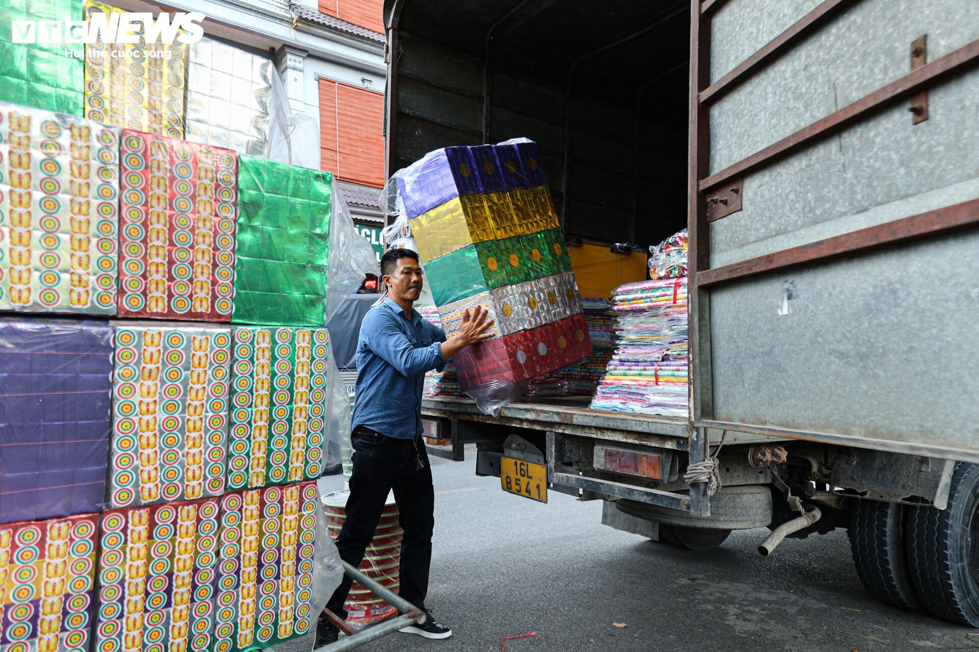 Nhà lầu, ô tô, điện thoại iPhone gấp rút sản xuất cho 'cõi âm' kịp rằm tháng 7 - Ảnh 4