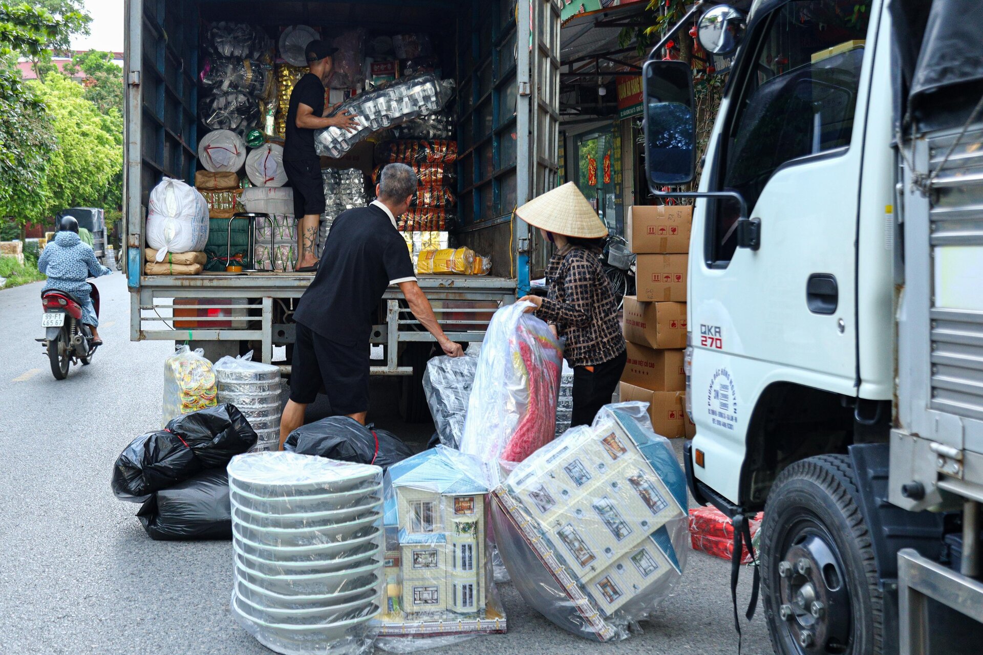 Nhà lầu, ô tô, điện thoại iPhone gấp rút sản xuất cho 'cõi âm' kịp rằm tháng 7 - Ảnh 32