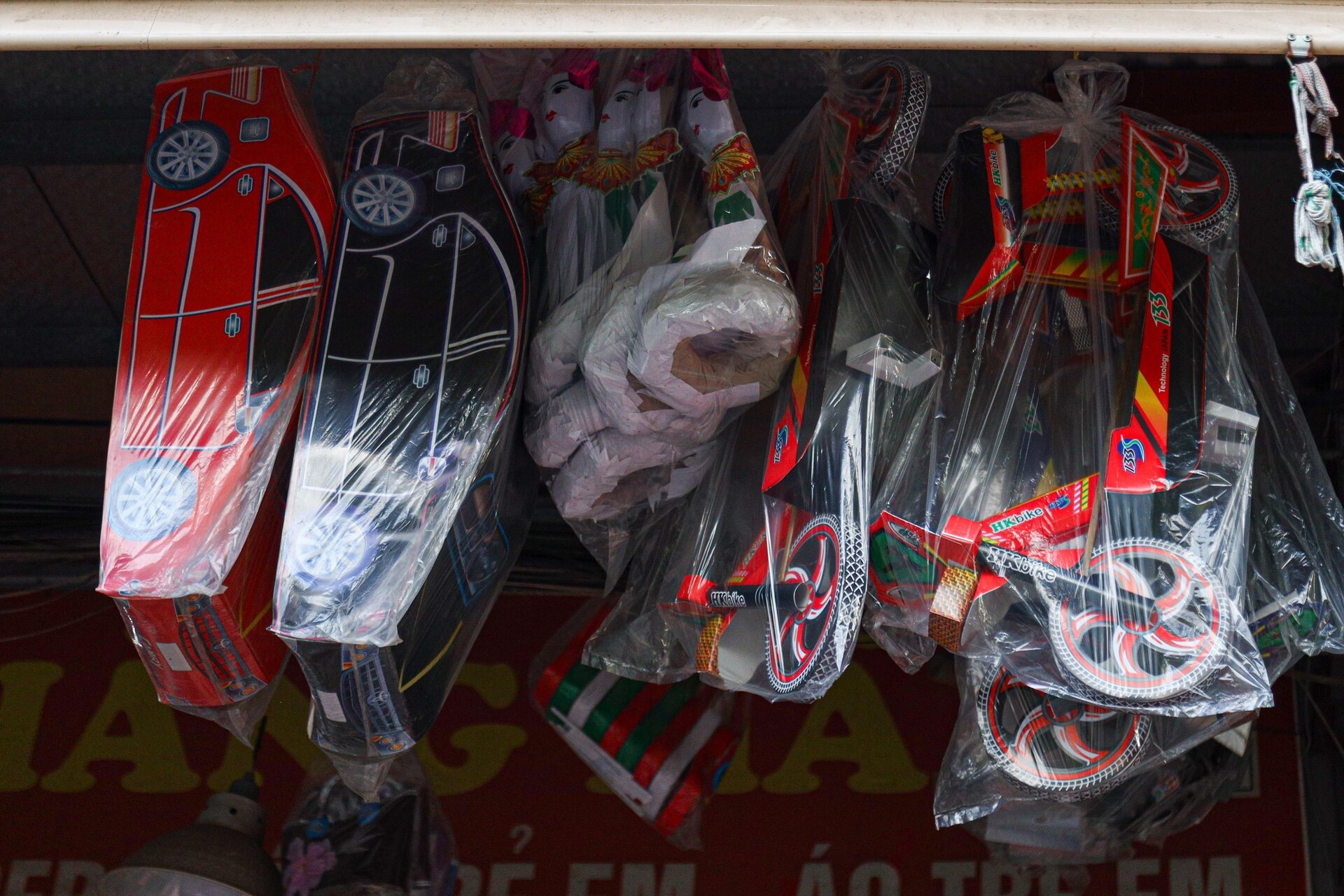 Nhà lầu, ô tô, điện thoại iPhone gấp rút sản xuất cho 'cõi âm' kịp rằm tháng 7 - Ảnh 23