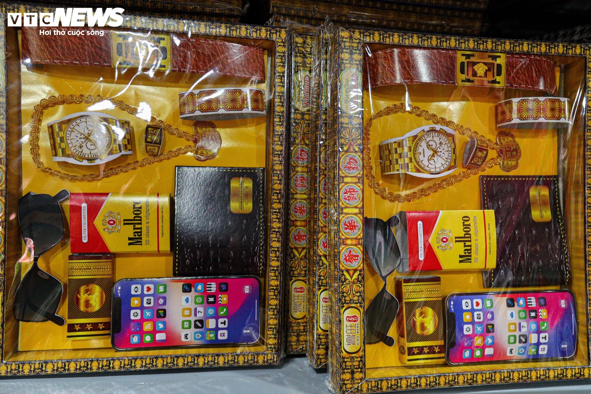 Nhà lầu, ô tô, điện thoại iPhone gấp rút sản xuất cho 'cõi âm' kịp rằm tháng 7 - Ảnh 30