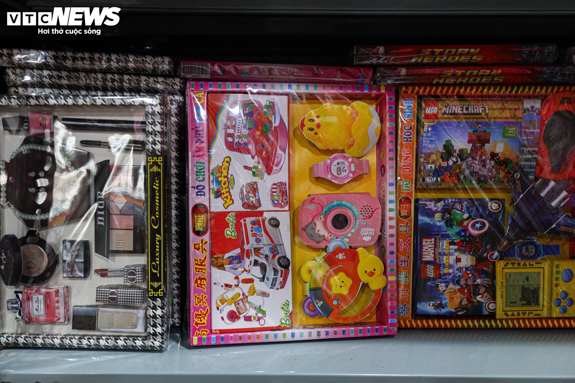 Nhà lầu, ô tô, điện thoại iPhone gấp rút sản xuất cho 'cõi âm' kịp rằm tháng 7 - Ảnh 29