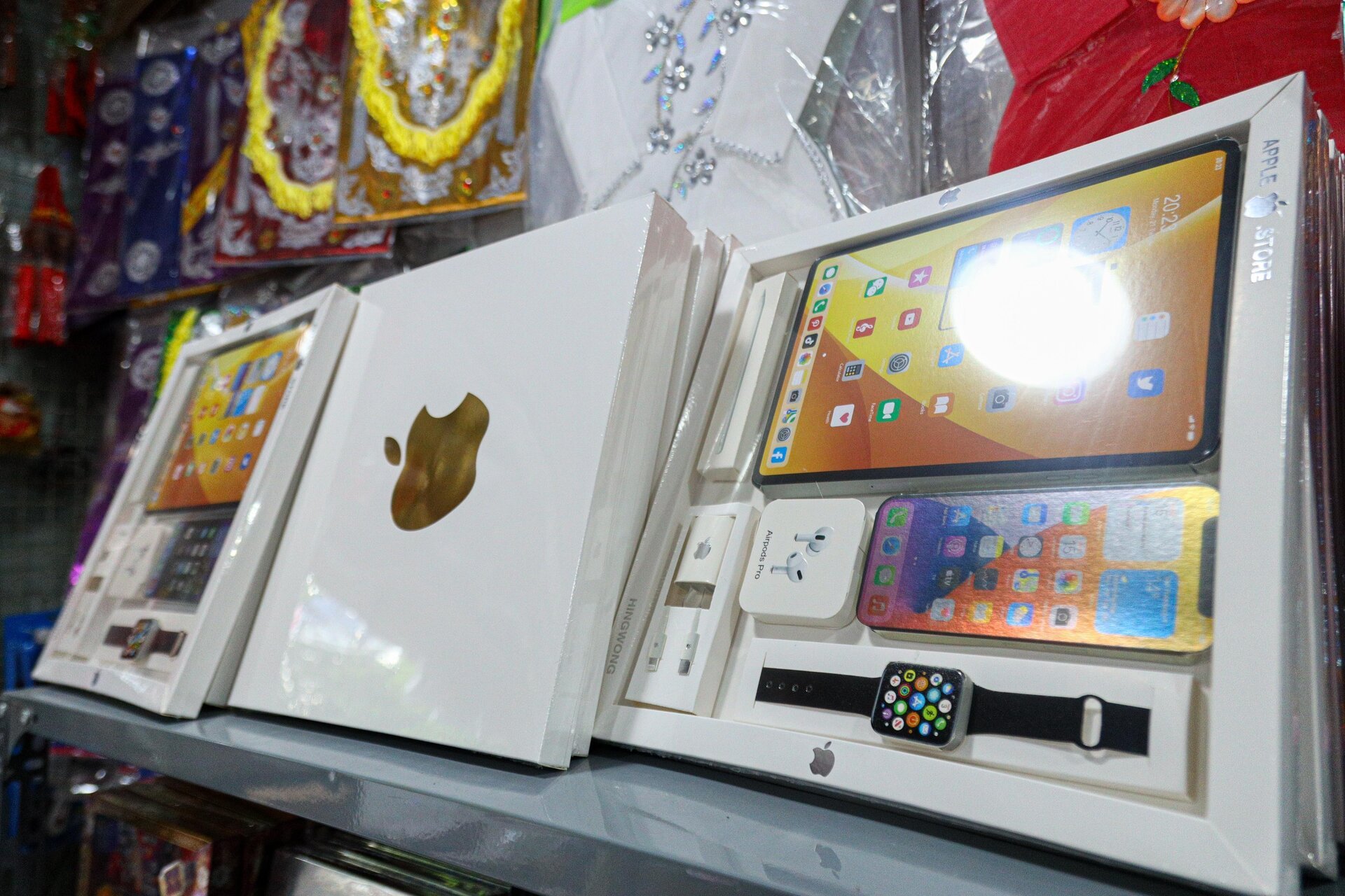 Nhà lầu, ô tô, điện thoại iPhone gấp rút sản xuất cho 'cõi âm' kịp rằm tháng 7 - Ảnh 26