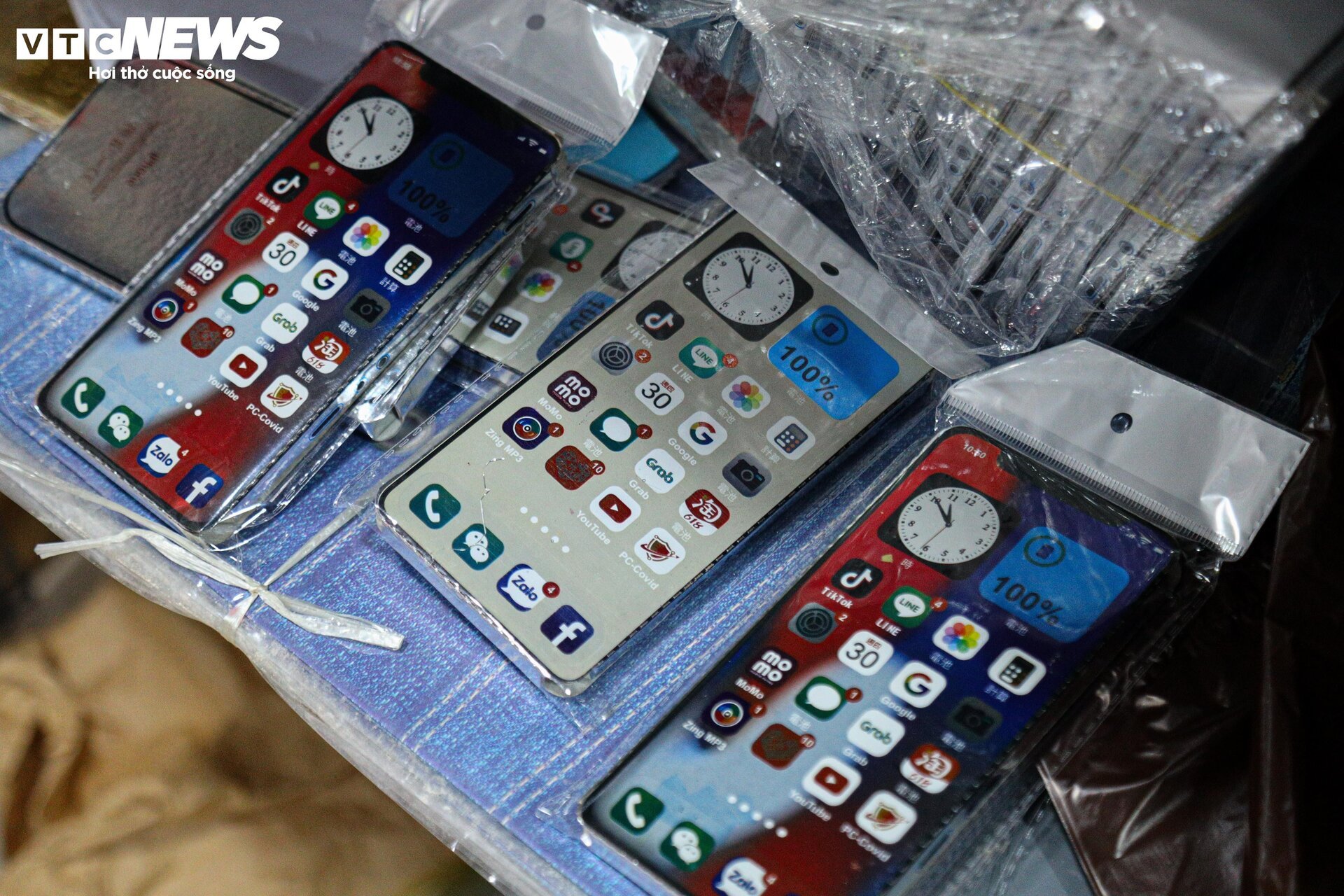 Nhà lầu, ô tô, điện thoại iPhone gấp rút sản xuất cho 'cõi âm' kịp rằm tháng 7 - Ảnh 27