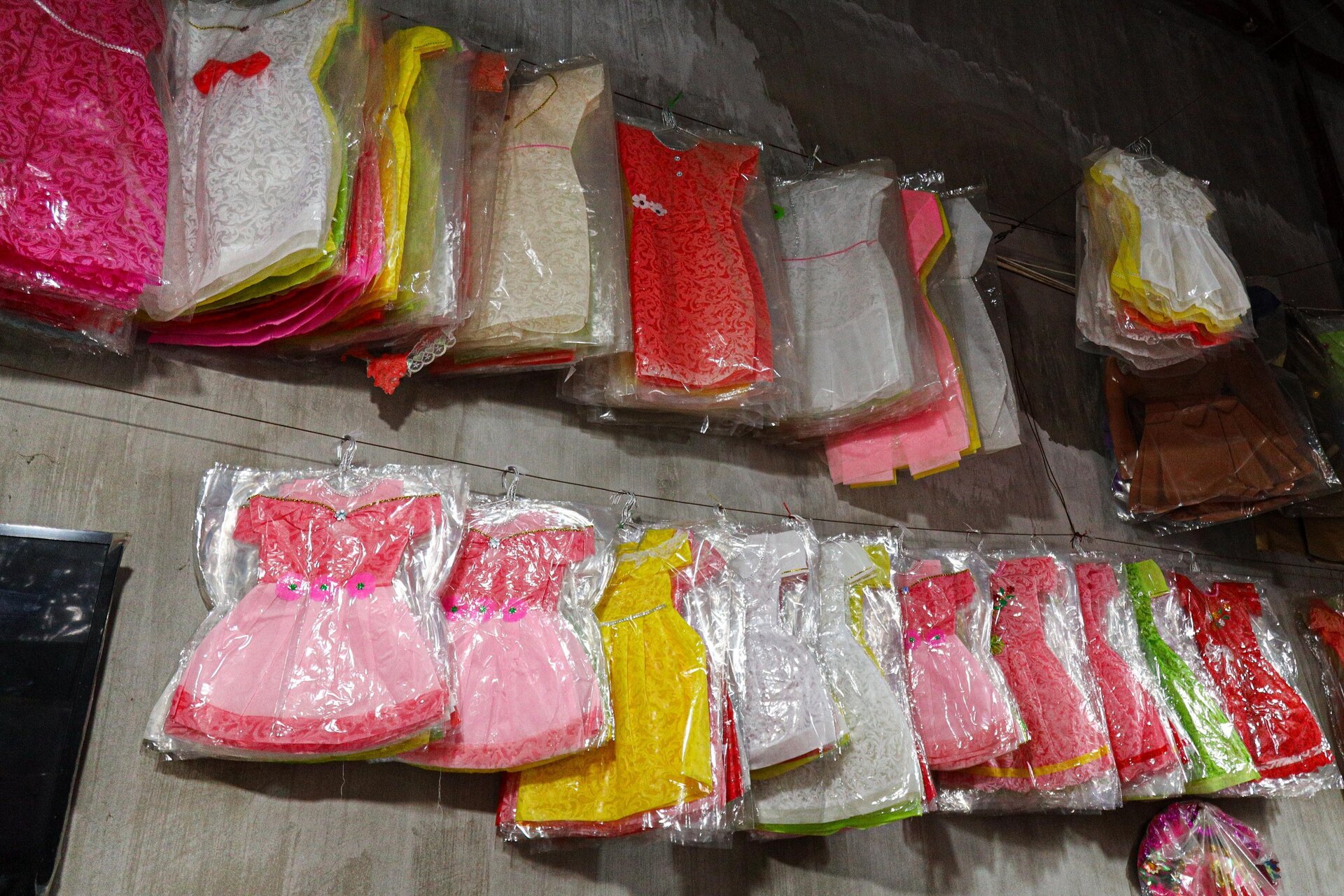 Nhà lầu, ô tô, điện thoại iPhone gấp rút sản xuất cho 'cõi âm' kịp rằm tháng 7 - Ảnh 18