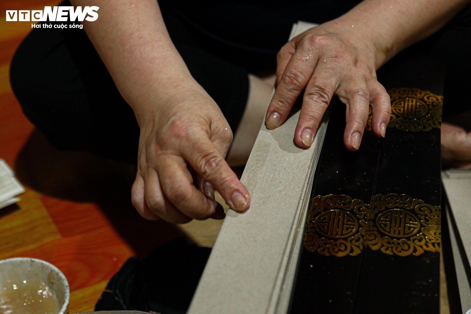 Nhà lầu, ô tô, điện thoại iPhone gấp rút sản xuất cho 'cõi âm' kịp rằm tháng 7 - Ảnh 7