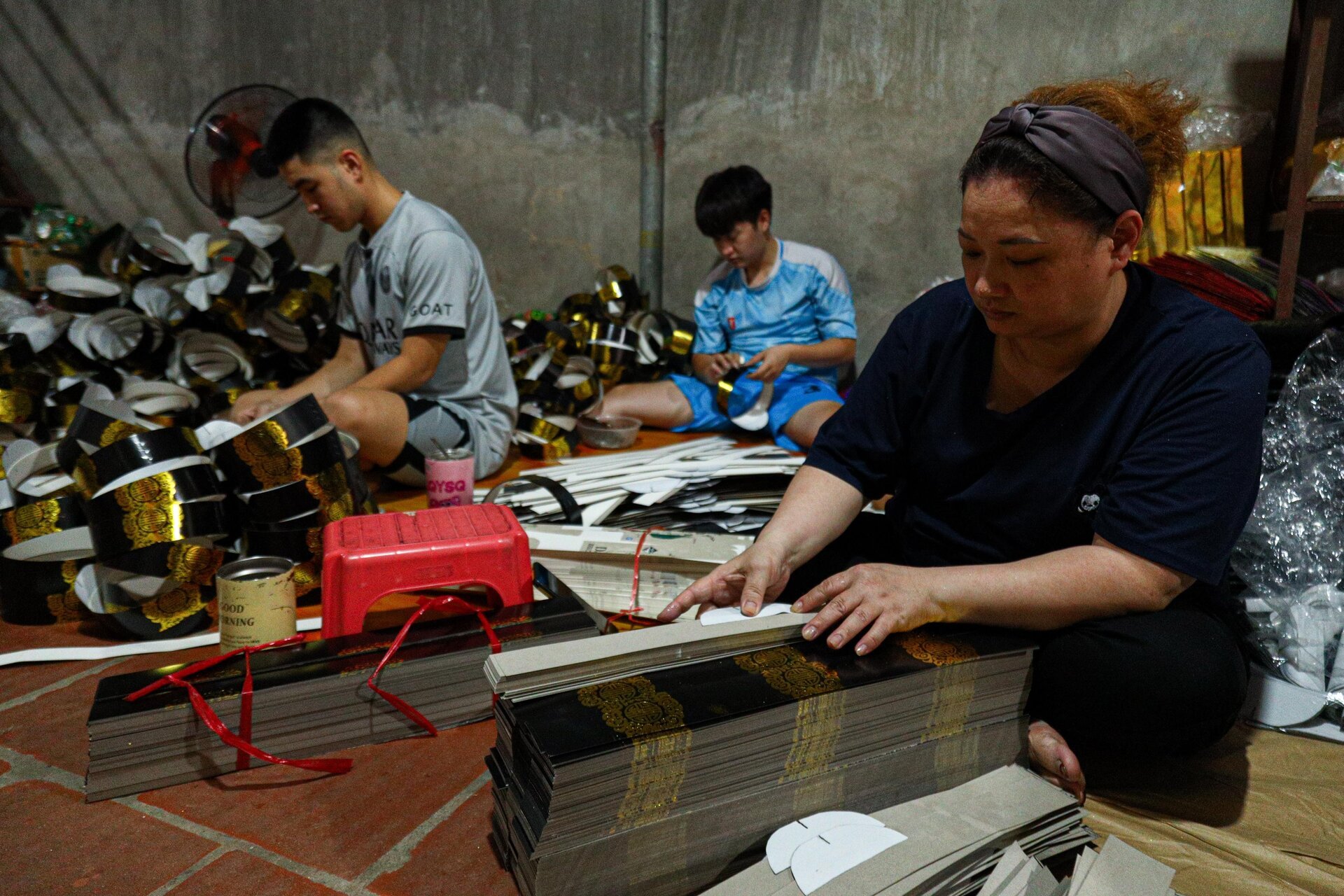 Nhà lầu, ô tô, điện thoại iPhone gấp rút sản xuất cho 'cõi âm' kịp rằm tháng 7 - Ảnh 6