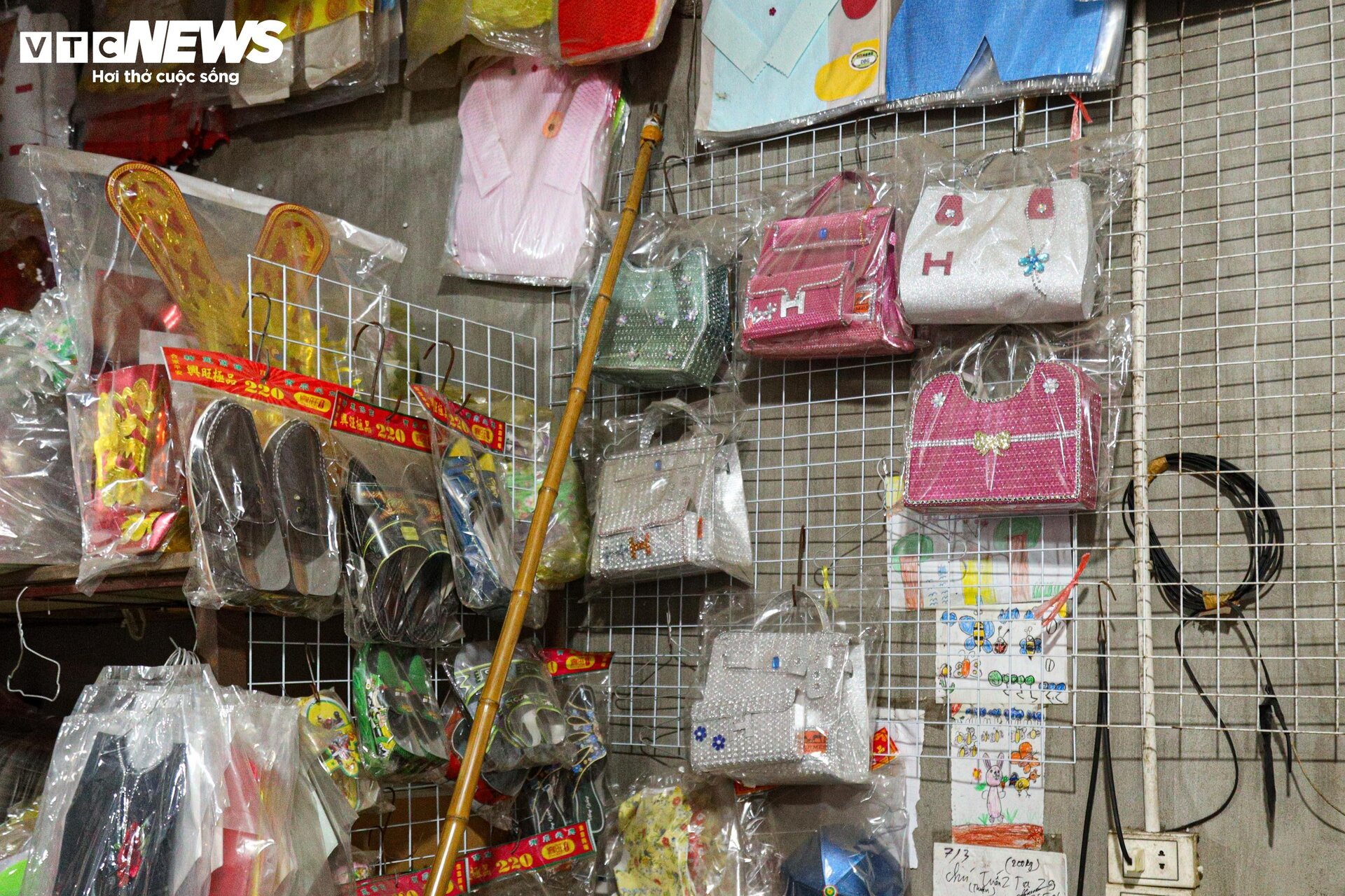 Nhà lầu, ô tô, điện thoại iPhone gấp rút sản xuất cho 'cõi âm' kịp rằm tháng 7 - Ảnh 20