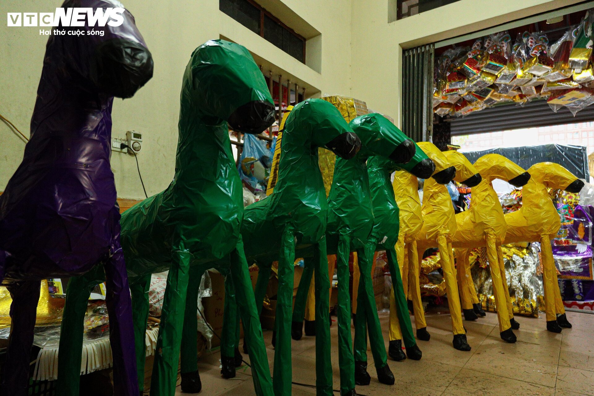 Nhà lầu, ô tô, điện thoại iPhone gấp rút sản xuất cho 'cõi âm' kịp rằm tháng 7 - Ảnh 11