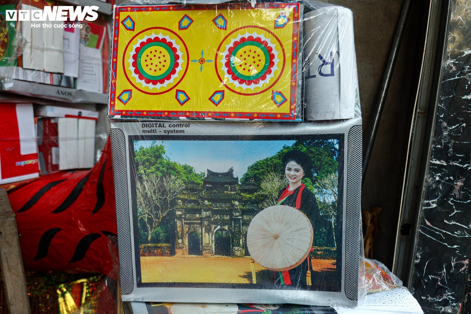 Nhà lầu, ô tô, điện thoại iPhone gấp rút sản xuất cho 'cõi âm' kịp rằm tháng 7 - Ảnh 22