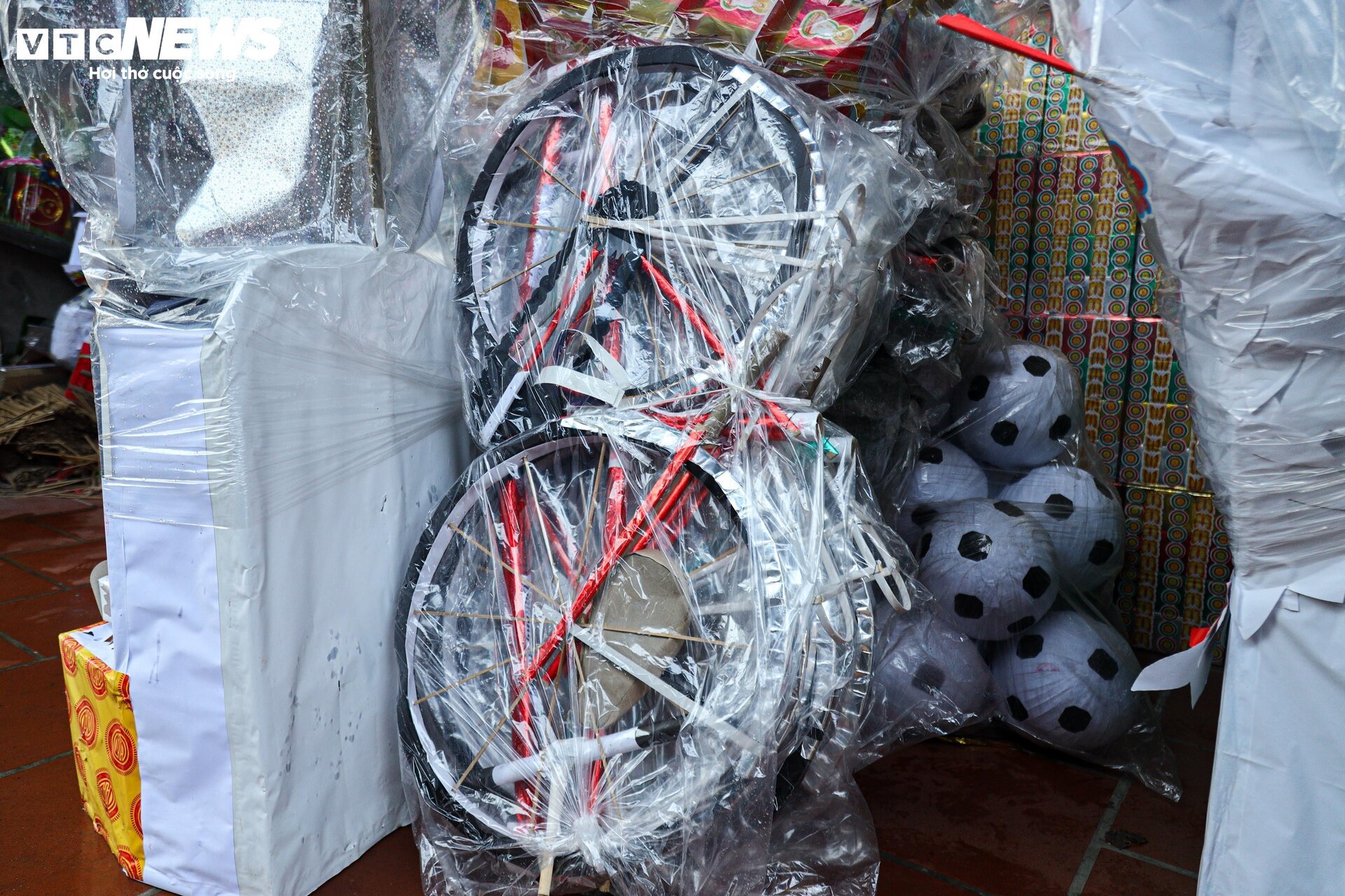 Nhà lầu, ô tô, điện thoại iPhone gấp rút sản xuất cho 'cõi âm' kịp rằm tháng 7 - Ảnh 25